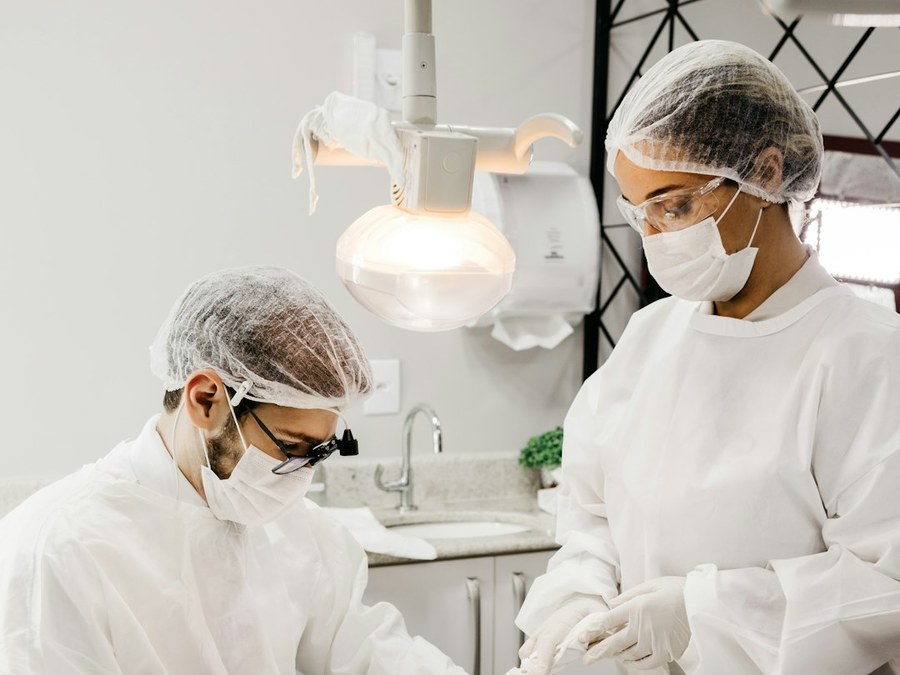 Dentistas expertos de Clínica REIDENT atendiendo a paciente